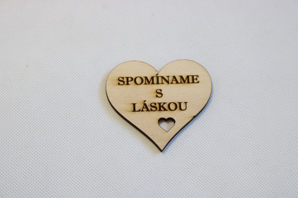 Srdce s nápisom Spomíname s láskou - Drevo